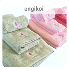 幸運を呼ぶ鯉、良縁の象徴である花と葉のデザインを刺繍したengikoiシリーズ。光沢のある綿糸を使用した高品質で吸水性と速乾性に優れたタオルです。豊富なカラーバリエーションで贈り物にも最適。